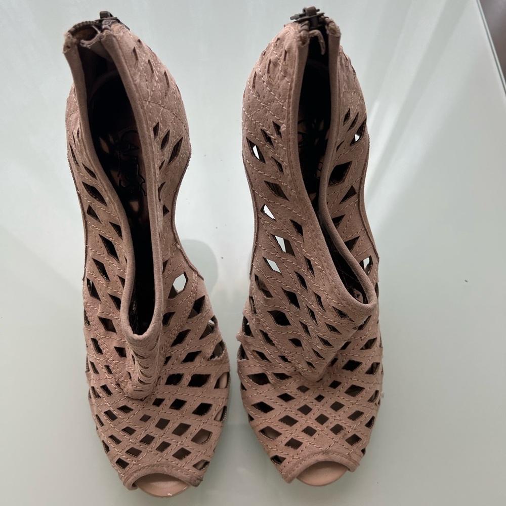 Carlos Santana Trawl Blush Peep-Toe Heels